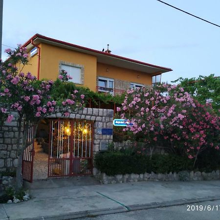 Apartments Maricic 200 Meters From The Beach Novi Vinodolski Bagian luar foto