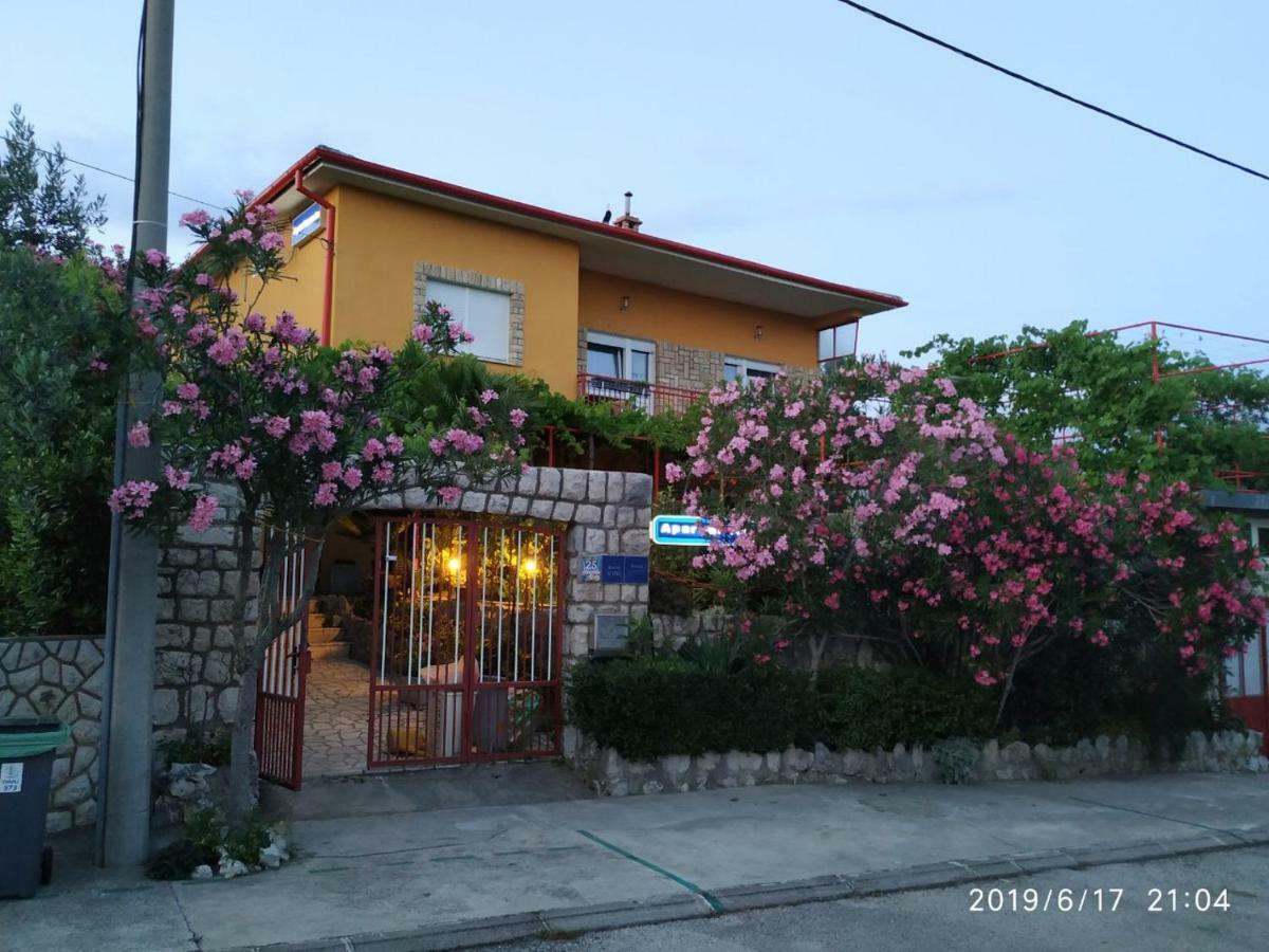 Apartments Maricic 200 Meters From The Beach Novi Vinodolski Bagian luar foto