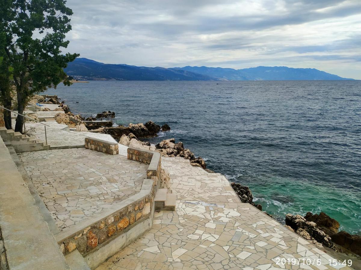 Apartments Maricic 200 Meters From The Beach Novi Vinodolski Bagian luar foto