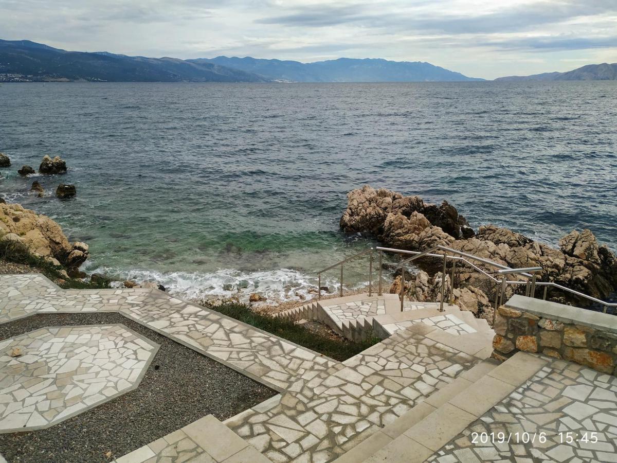 Apartments Maricic 200 Meters From The Beach Novi Vinodolski Bagian luar foto
